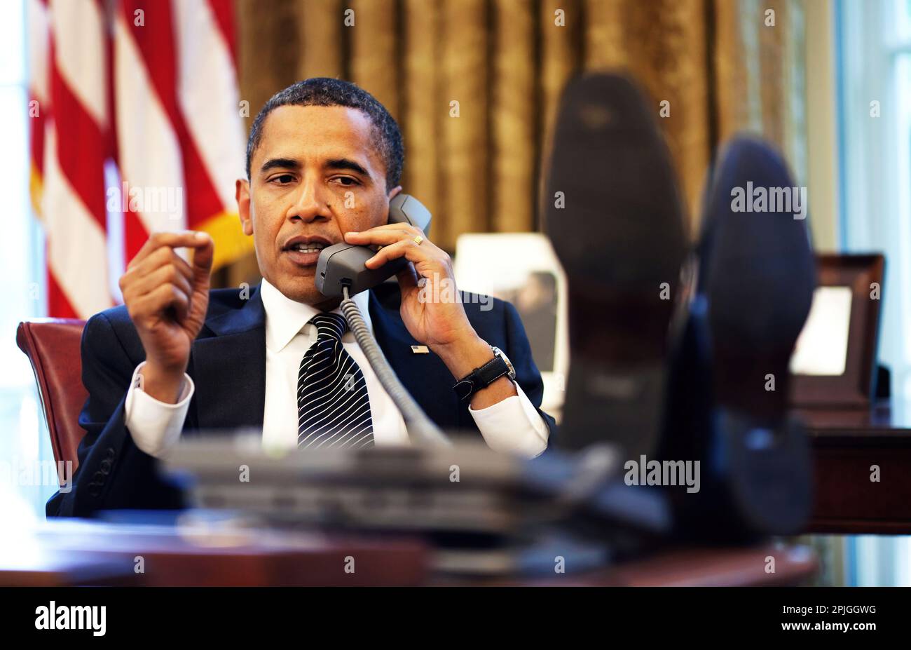 Le président Barack Obama parle avec le Premier ministre israélien Benjamin Netanyahu lors d'un appel téléphonique à partir de la le bureau ovale, le lundi 8 juin 2009. Photo Officiel de la Maison Blanche par Pete Souza.Cette photographie officiel de la Maison Blanche ont été mis à disposition pour publication par les organismes de presse et/ou pour un usage personnel l'impression par le sujet(s) de la photographie. La photo peut ne pas être manipulé ou utilisé de quelque façon que ce soit dans les matériaux, les publicités, les produits ou promotions n'en aucune façon suggérer l'approbation ou l'approbation du Président, la première famille, ou la Maison Blanche. Banque D'Images