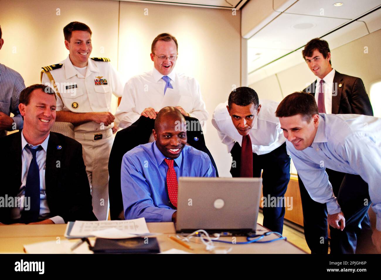 Le président Barack Obama et les employés de la Maison Blanche à bord de l'Air Force One à Paris le 5 juin 2009 (photo officielle de la Maison-Blanche par Pete Souza) cette photo officielle de la Maison-Blanche est mise à la disposition des organismes de presse et/ou à des fins d'impression personnelle par le(s) sujet(s) de la photographie. La photographie ne peut être manipulée d'aucune manière ou utilisée dans des documents, des publicités, des produits ou des promotions qui, de quelque manière que ce soit, suggèrent l'approbation ou l'approbation du Président, de la première famille ou de la Maison Blanche. Banque D'Images