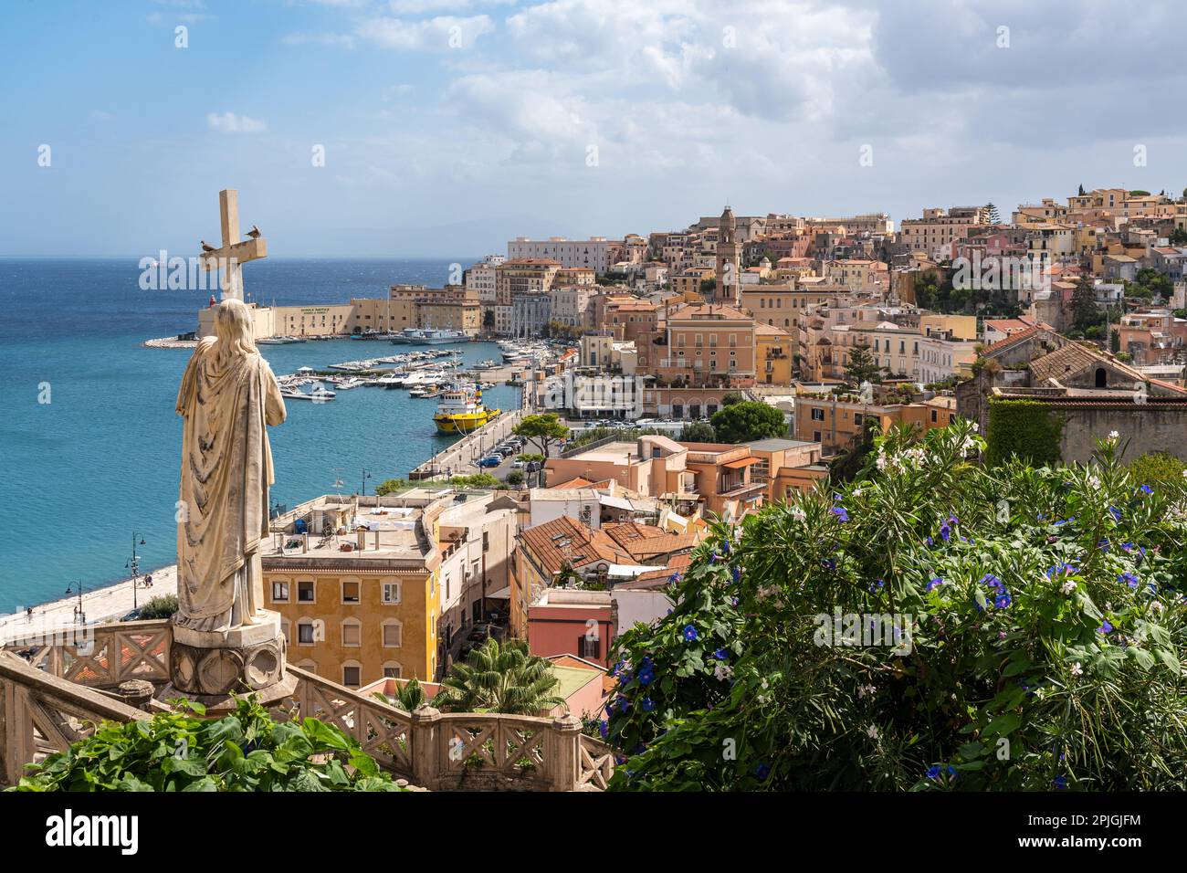 Vue sur Gaeta, une ville historique et une destination touristique populaire sur la mer Méditerranée, région du Latium, Italie Banque D'Images