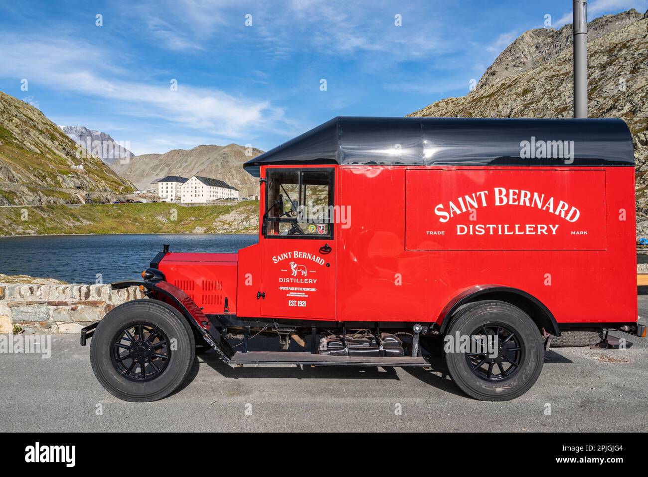 Vieille fourgonnette vintage au col du Grand St-Bernard, à la frontière italienne et suisse. Col du Grand St-Bernard, août 2022 Banque D'Images