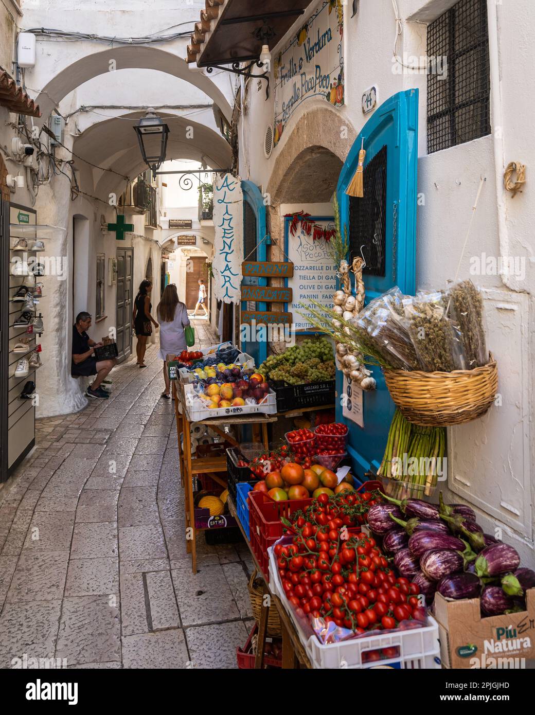 La boutique du greengrocer se trouve dans une ruelle colorée de Sperlonga, une charmante ville de la région du Latium. Sperlonga, Italie, septembre 2022 Banque D'Images