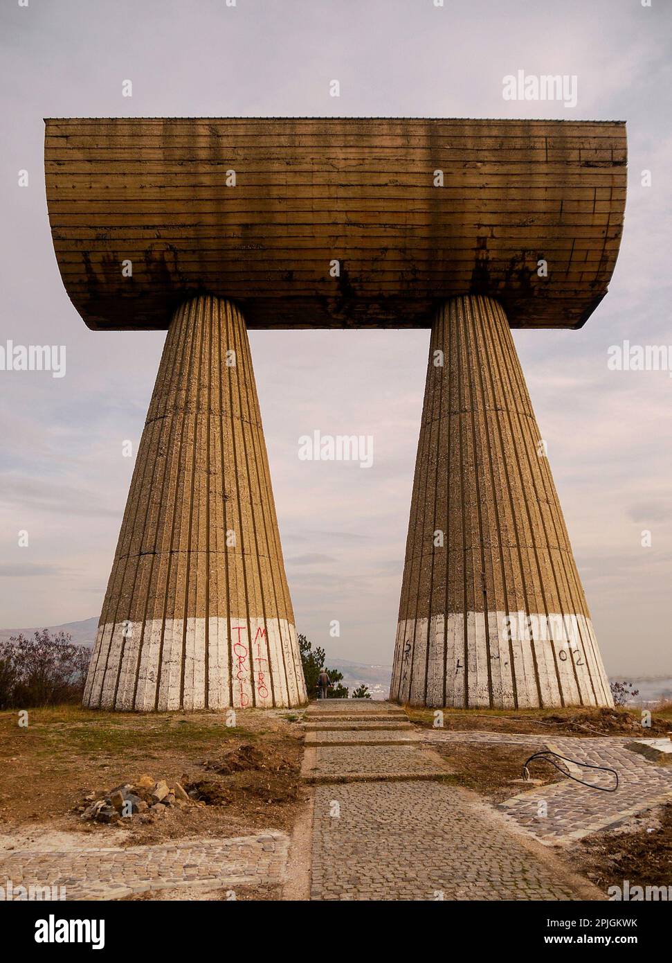 Monument des mineurs (Monument aux mineurs héroïques de la NOB) au crépuscule, dans le nord de Mitrovica, district de Mitrovica, Kosovo Banque D'Images
