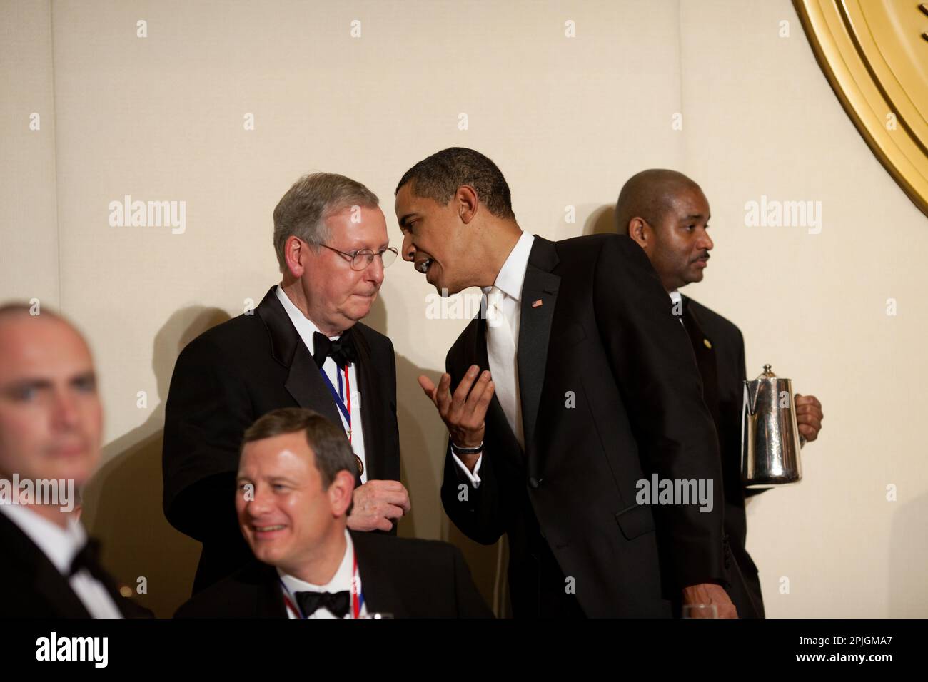 Le président Barack Obama s'entretient avec le leader de l'opposition au Sénat Mitch McConnell à la luzerne annuelle dîner à l'hôtel Hilton de la capitale, Washington, D.C. 1/31/09 .Photo Officiel de la Maison Blanche par Pete Souza Banque D'Images