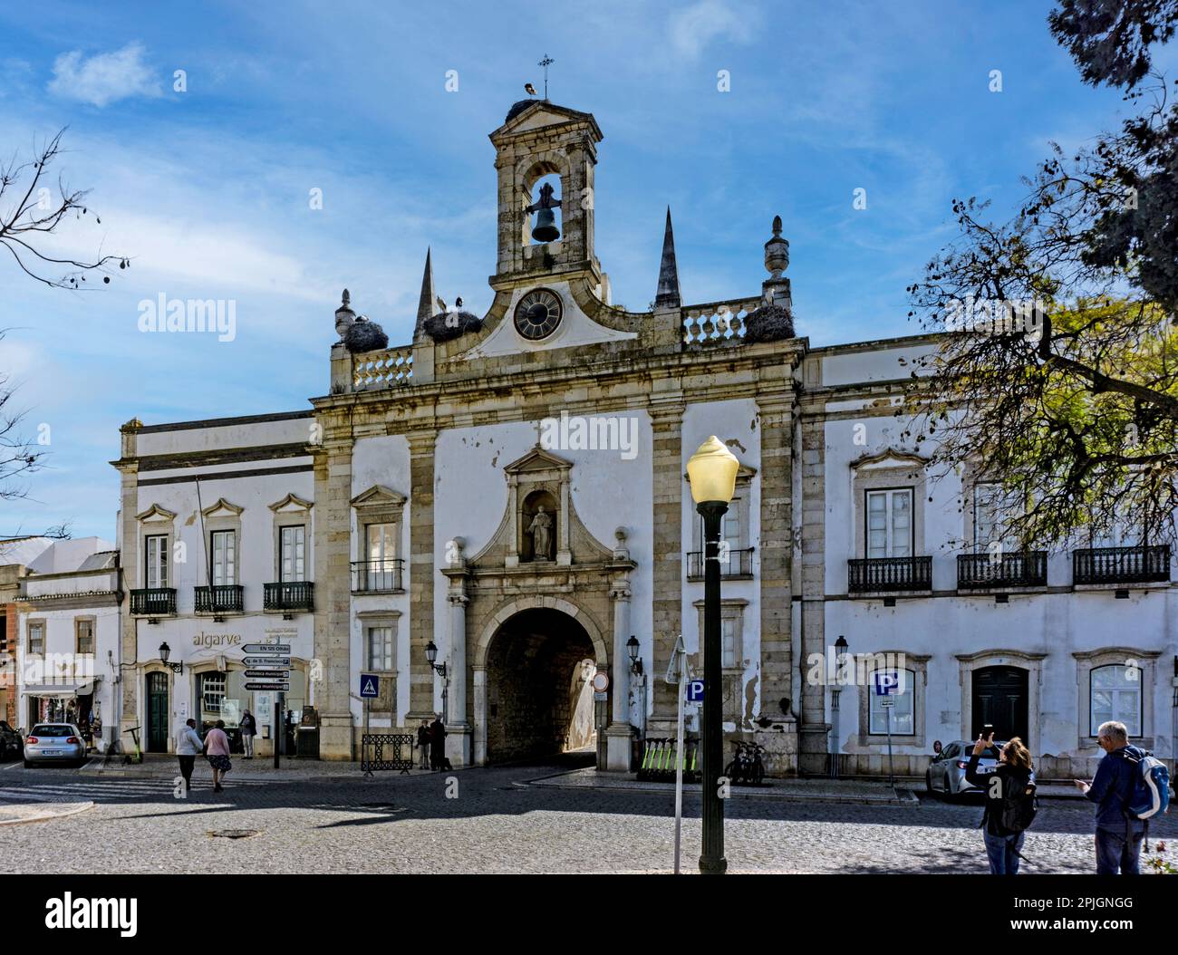 L'entrée de la vieille ville de Faro, Portugal avec deux nids d'oiseau de cigogne sur le dessus du bâtiment. Banque D'Images