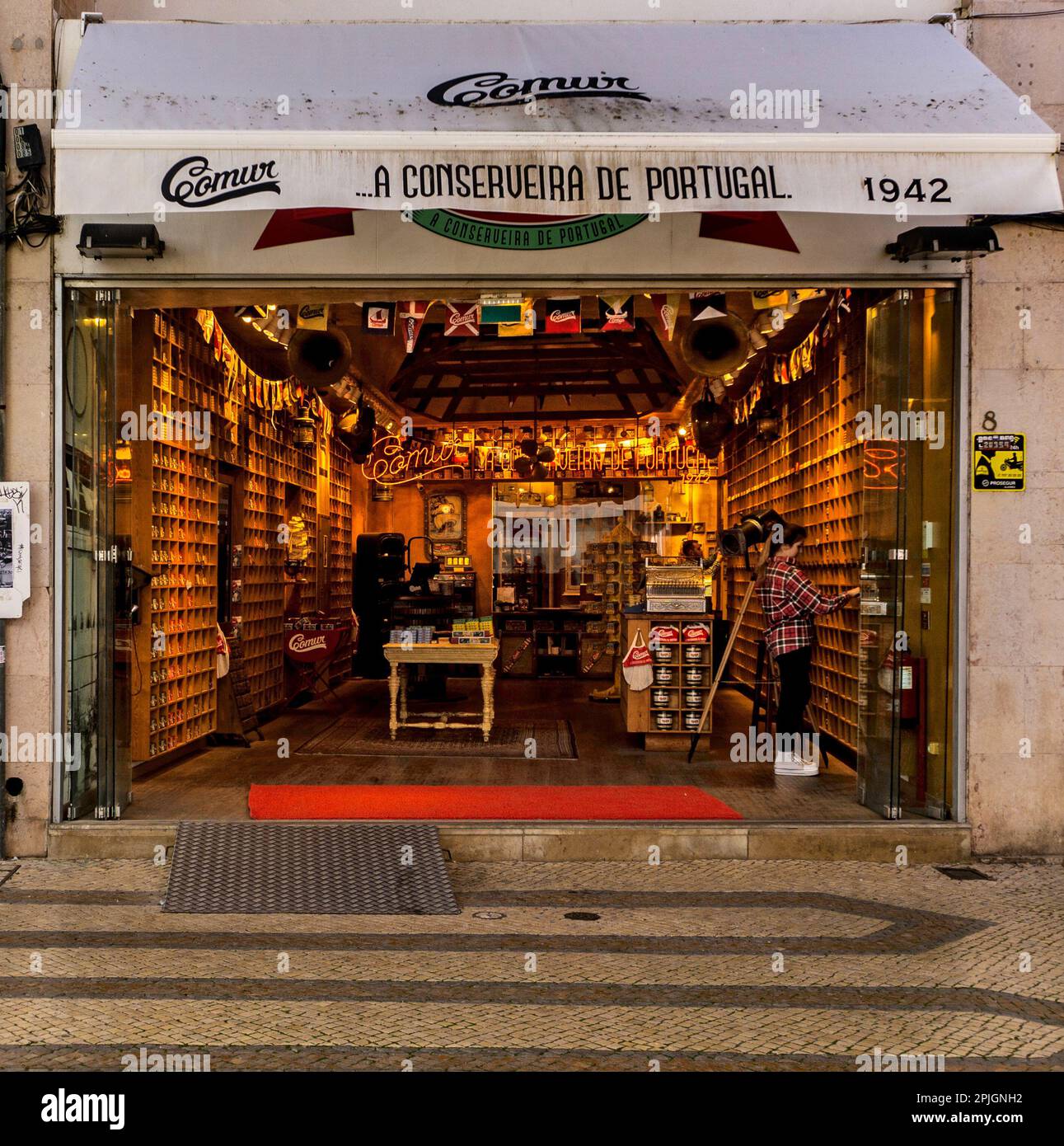 Comur Conserveira de Portugal, Faro, Porrtugal. Une boutique spécialisée dans les conserves de fruits de mer. Banque D'Images