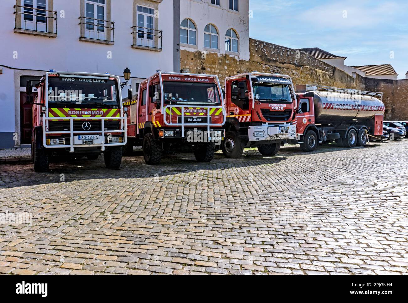 Les véhicules d'urgence sont alignés à l'extérieur de leur dépôt à Faro, au Portugal. Banque D'Images