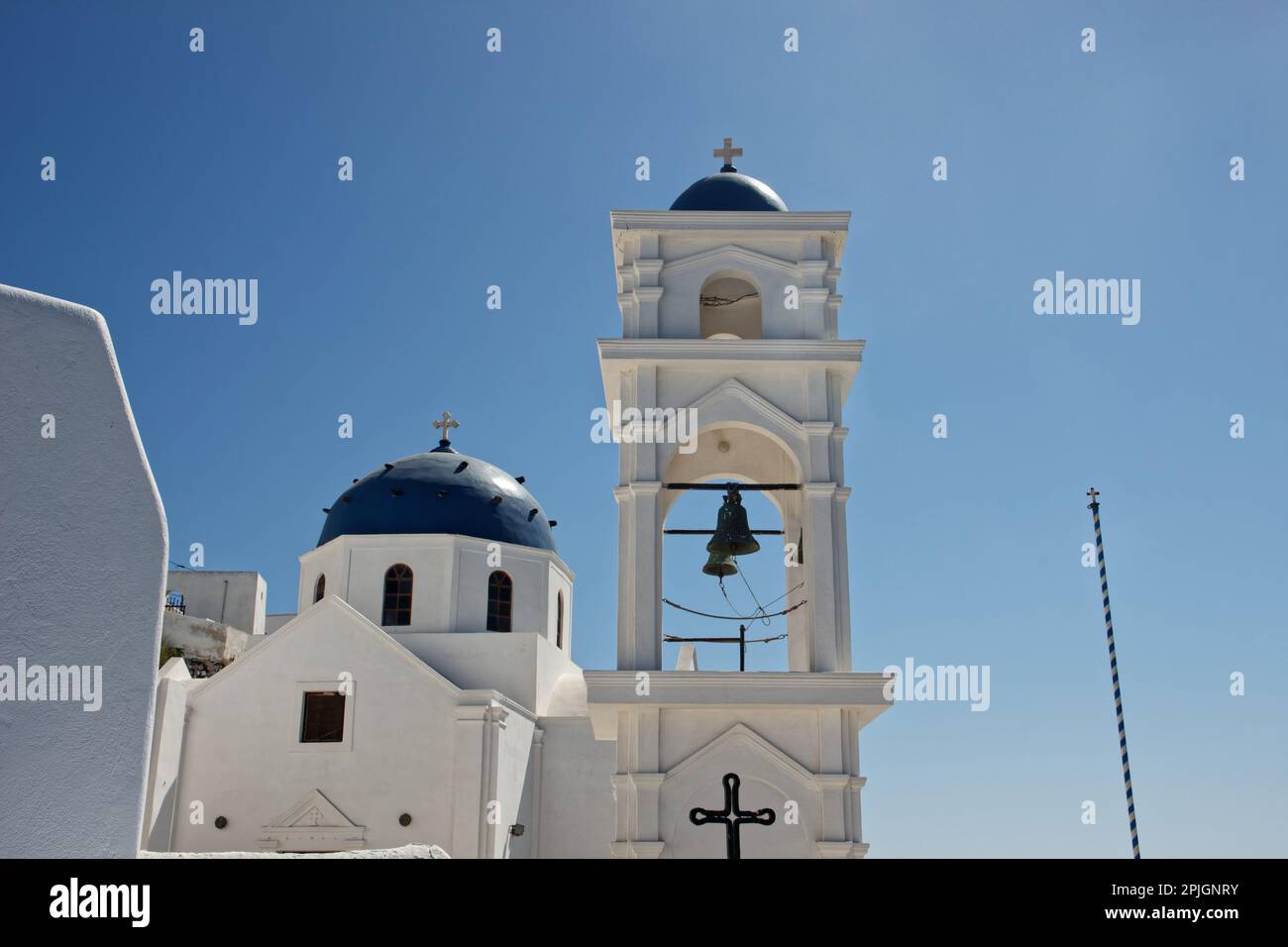 La tour d'une église grecque traditionnelle à Santorin, Grèce Banque D'Images