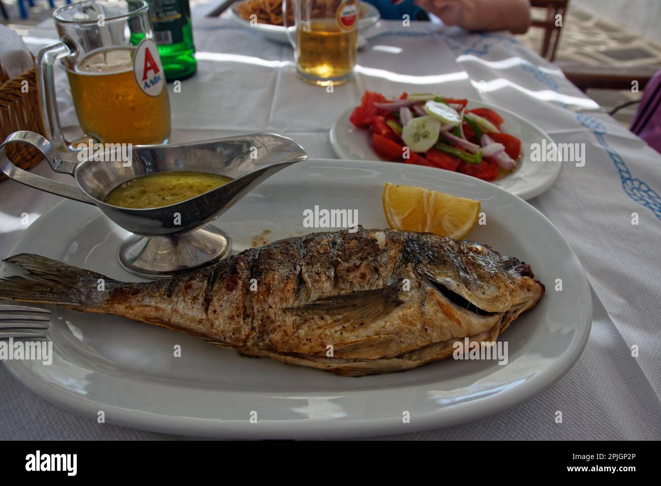 Le poisson dorado grillé au charbon de bois est un plat typique de la cuisine méditerranéenne Banque D'Images