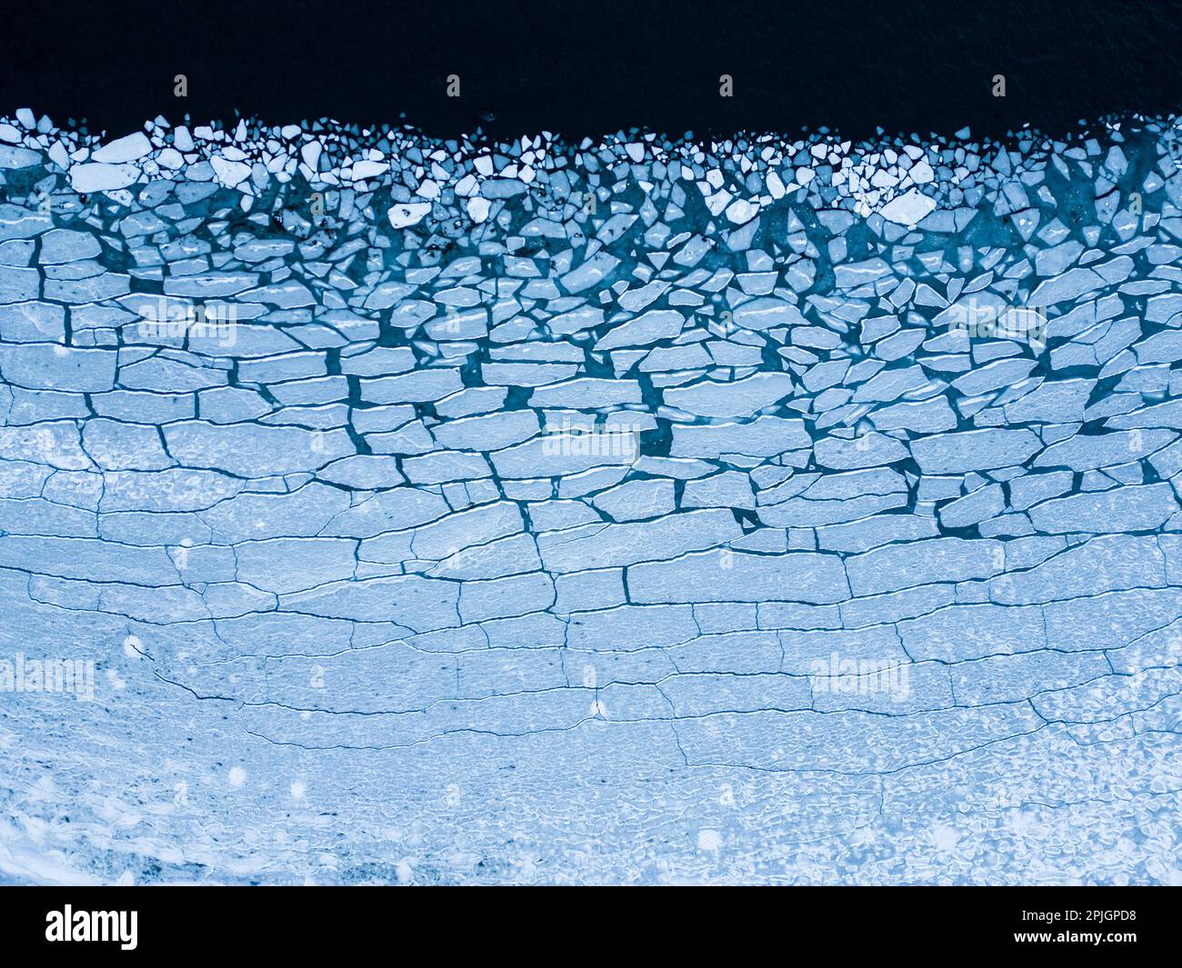 Photo aérienne verticale des motifs sur la glace de mer en Islande Banque D'Images