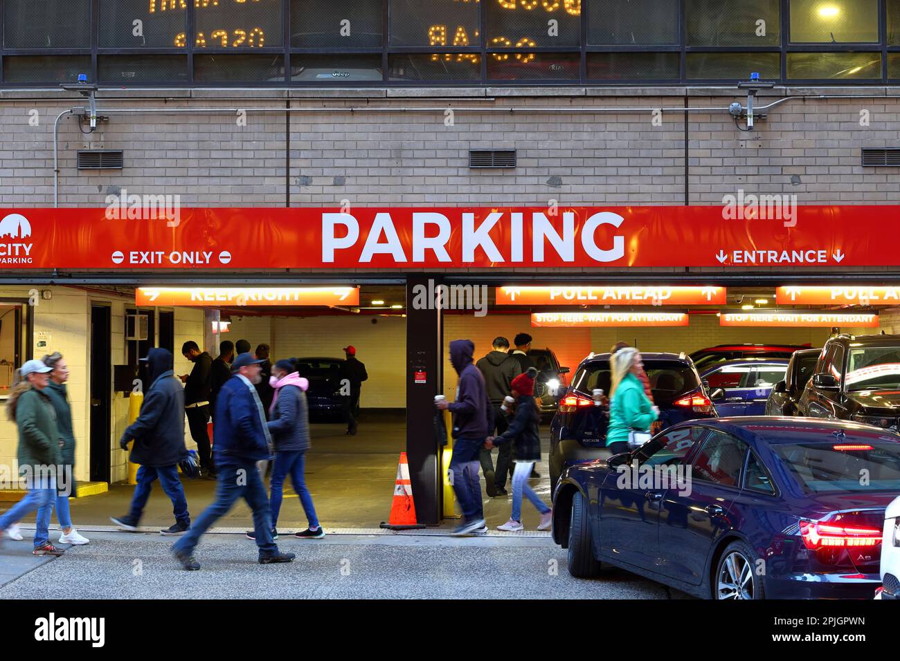 Un parking couvert à Times Square, Midtown Manhattan, New York. Banque D'Images