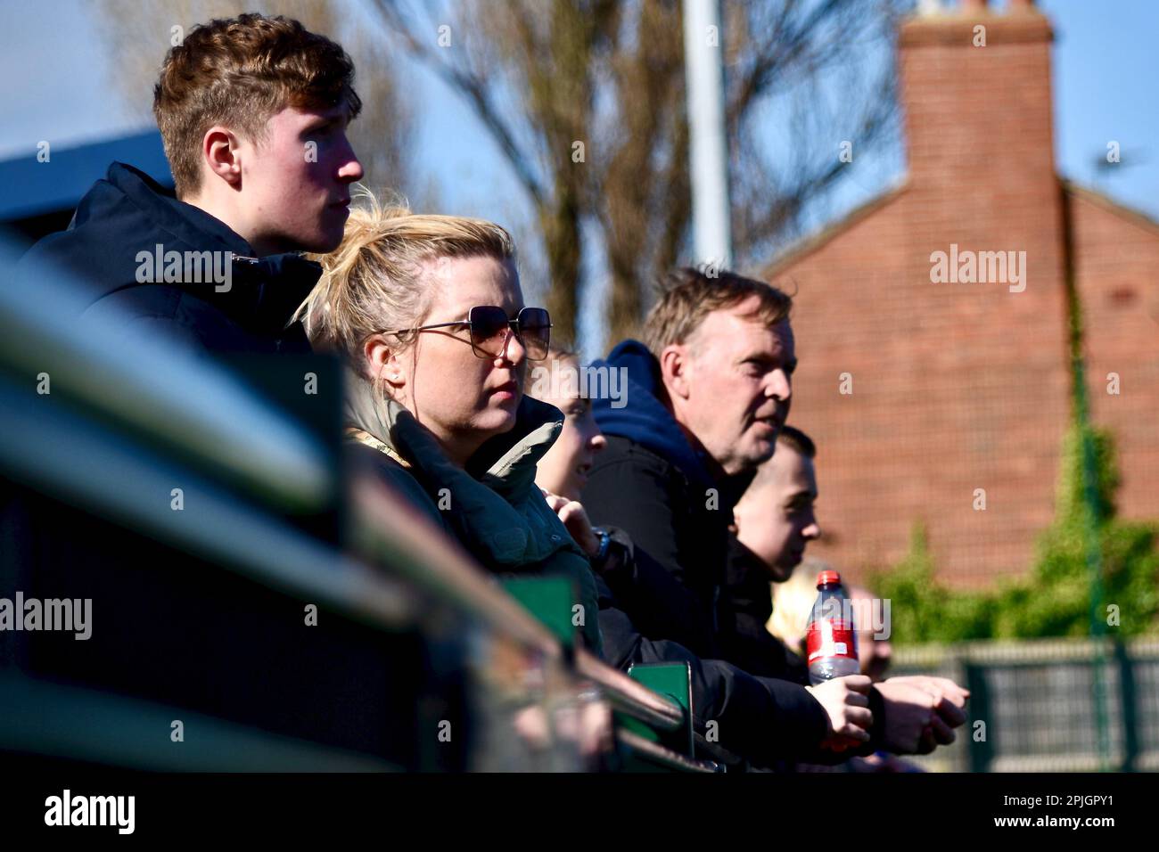 Teesside, Royaume-Uni. 02 avril 2023. Les fans regardaient le Middlesbrough Women FC (en rouge et blanc) jouer Stockport County Ladies FC dans la FA Women’s National League Division One North. Les visiteurs ont gagné 1-6 au Map Group UK Stadium à Stockton-on-Tees, un butté qui a été dur du côté de la maison. Crédit : Teesside Snapper/Alamy Live News Banque D'Images