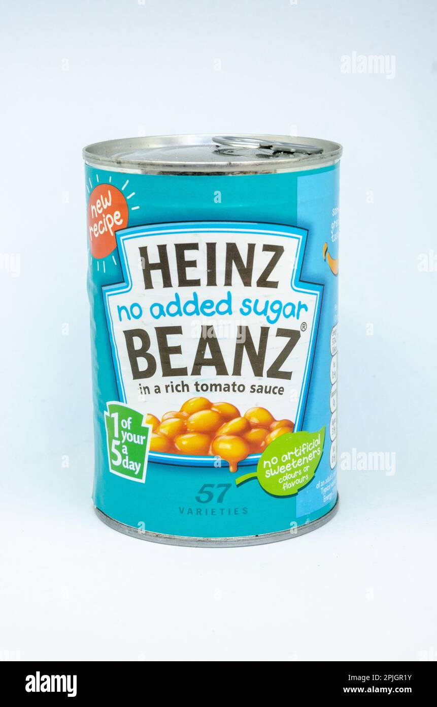 Une boîte de Heinz Beanz sans sucre ajouté isolée sur fond blanc. Banque D'Images