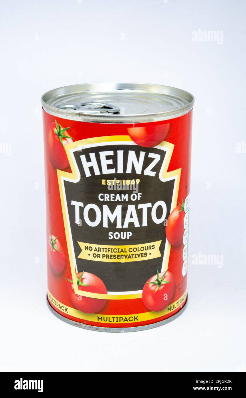 Une boîte de soupe de tomates Heinz isolée sur fond blanc Banque D'Images