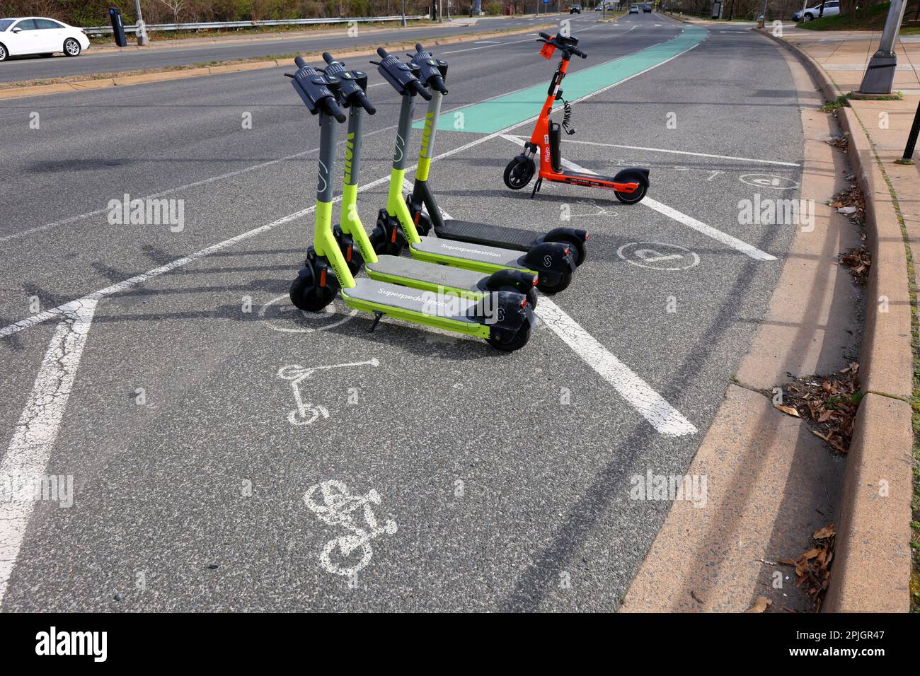 Parking pour vélos et location d'escooter à l'extérieur de la station de Washington Metro East Falls Church sur N Roosevelt St, Arlington, Virginia Banque D'Images