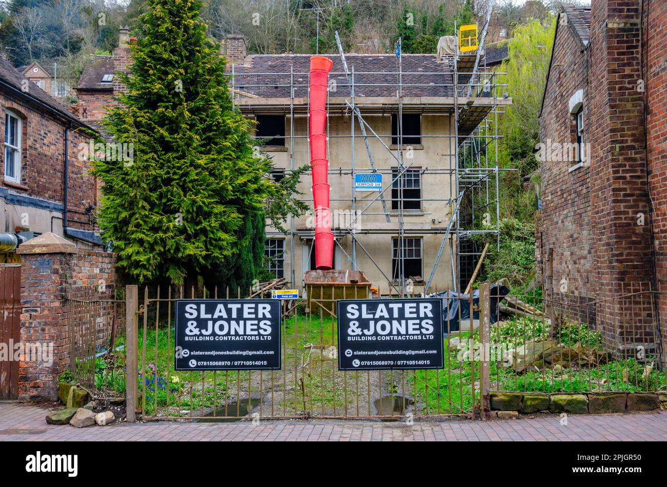 Un bâtiment sur Wharfage à Ironbridge, Shropshire, au Royaume-Uni, est en cours de rénovation. Banque D'Images