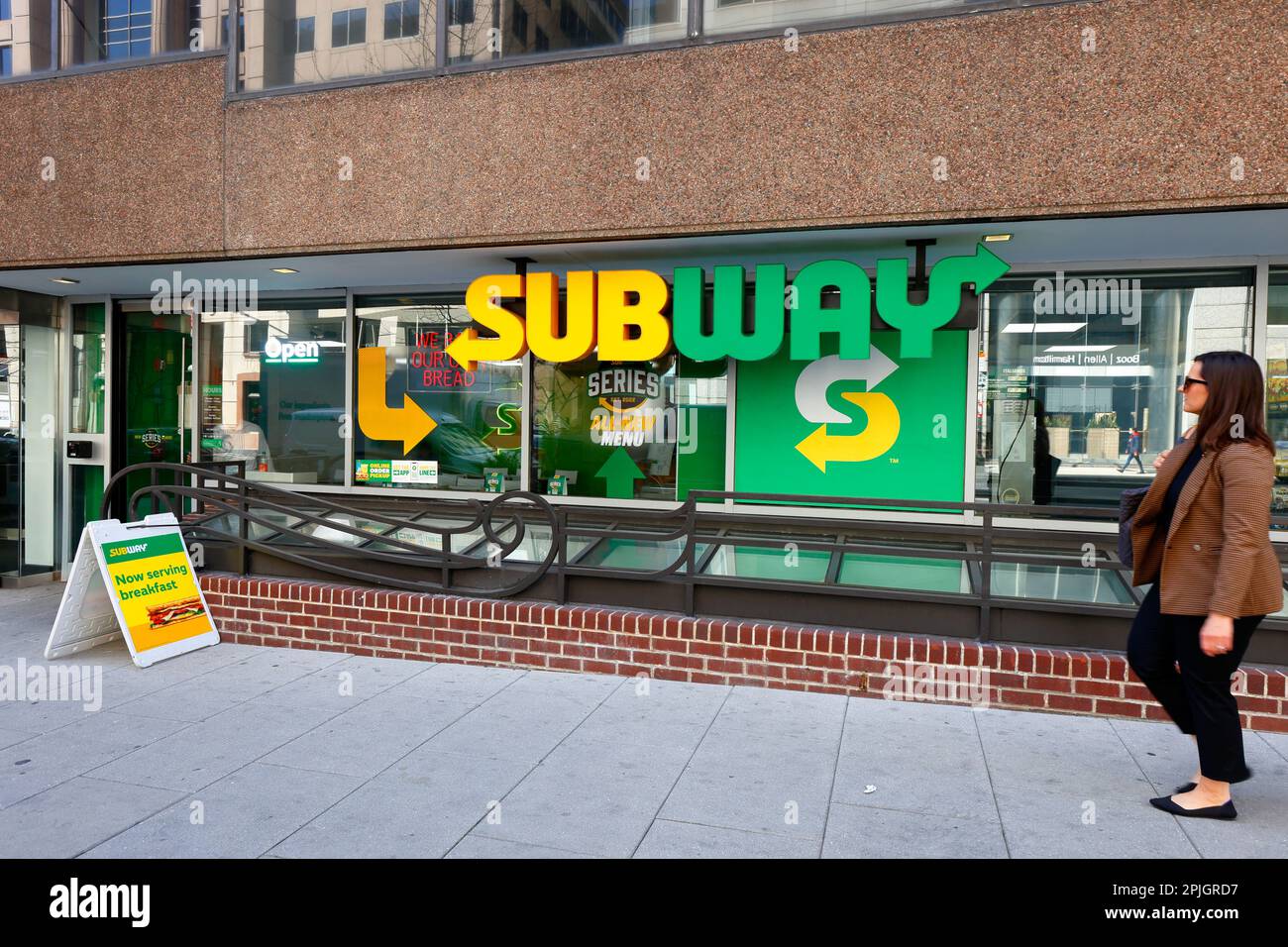 À l'extérieur d'un Subway, un magasin de sandwichs rapide et décontracté sur I Street dans le centre-ville de Washington DC Banque D'Images