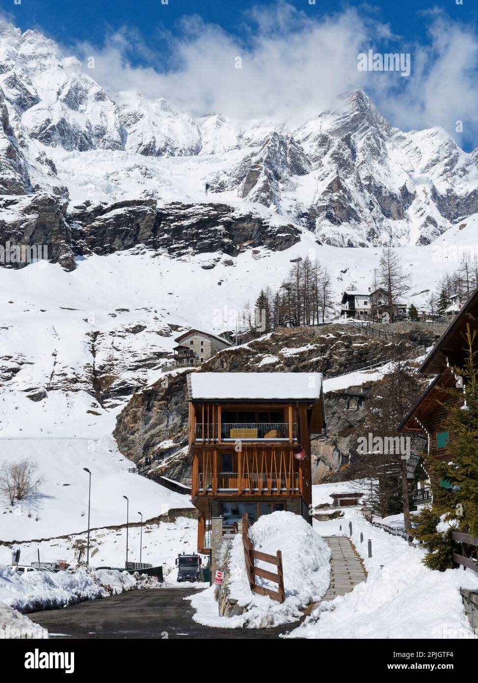 Maison en bois sur pilotis entourée d'alpes enneigées dans la station de ski de Breuil Cervinia dans la vallée d'Aoste NW Italie Banque D'Images