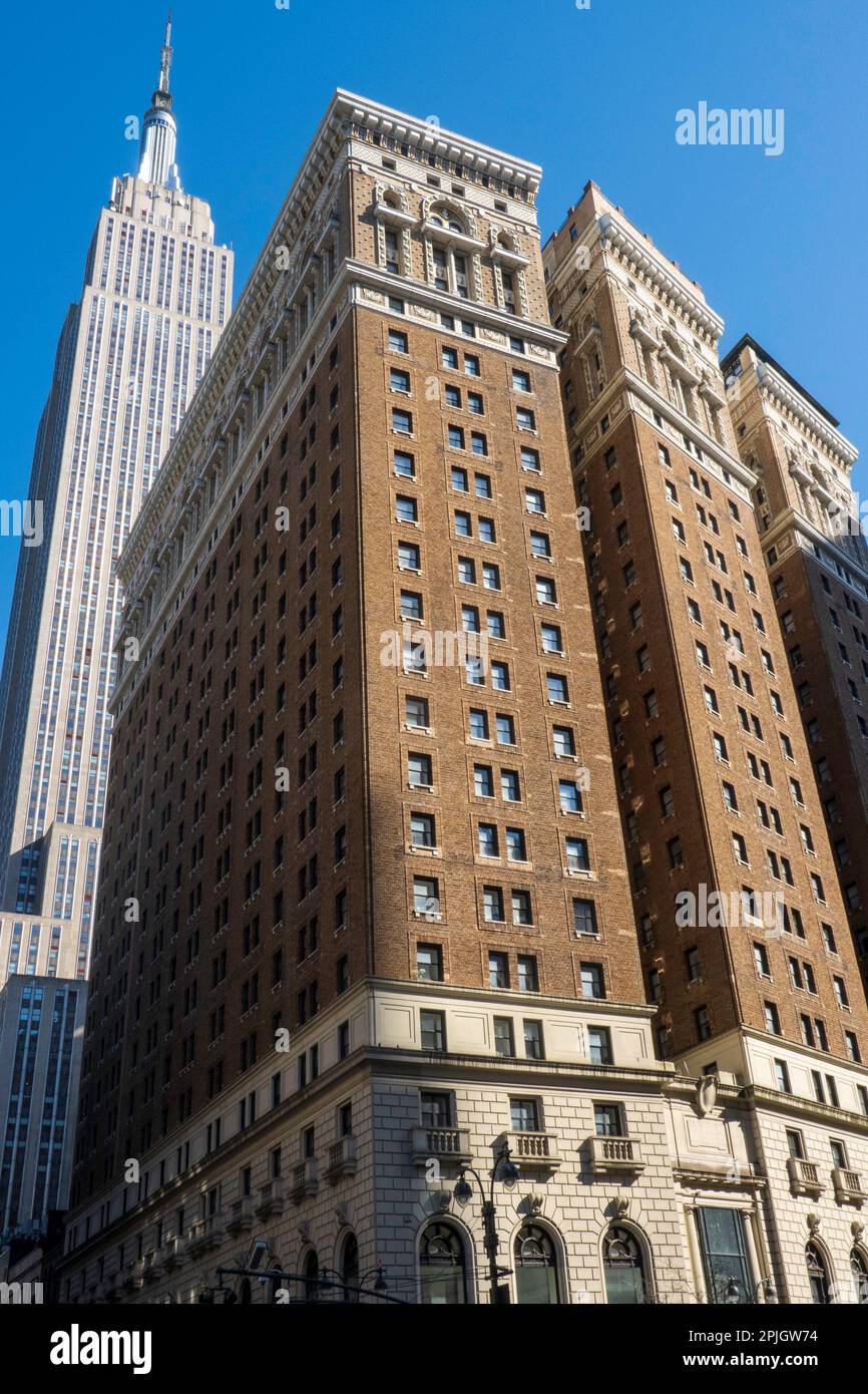 Herald Towers (anciennement Hotel McAlpin) et Empire State Building, Broadway et 34th Street, NYC 2023 Banque D'Images