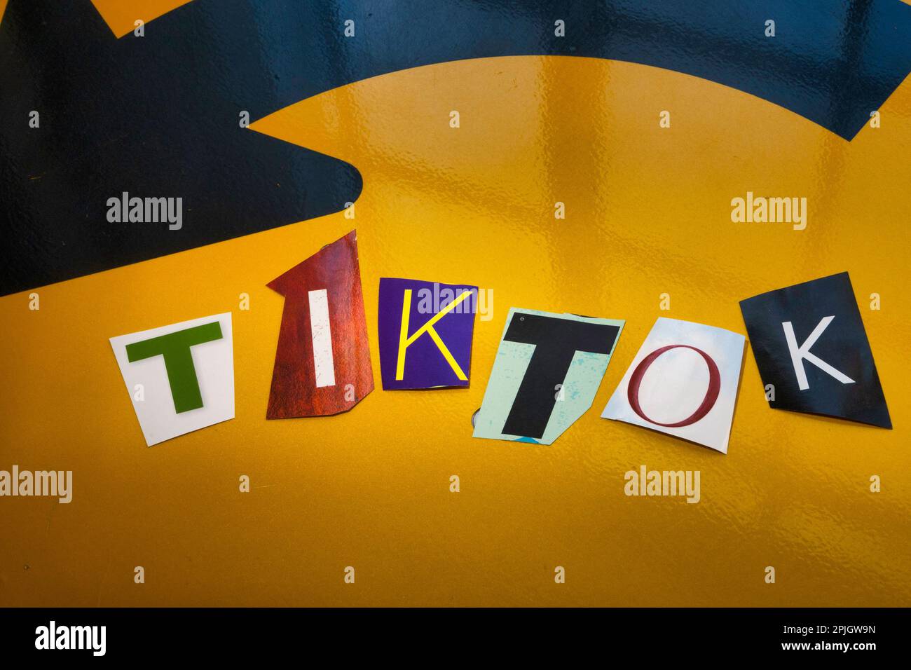 Le mot 'TikTok' en utilisant des lettres de papier découpées dans la rançon typographie d'effet de note Banque D'Images