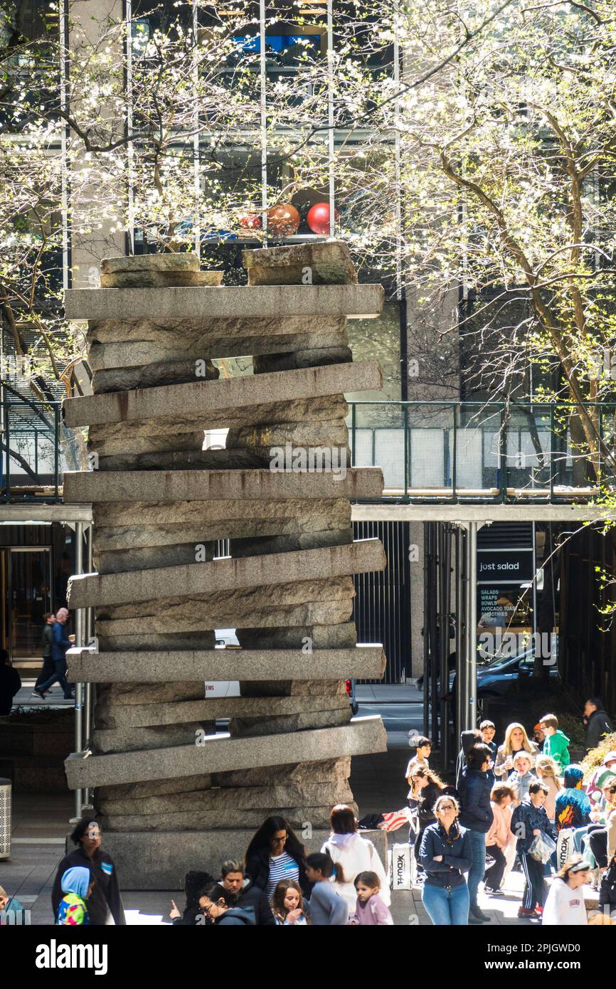 Sculpture 'Laprerke' dans la CBS Plaza en face du musée d'art moderne au printemps, 2023 New York City, Etats-Unis Banque D'Images