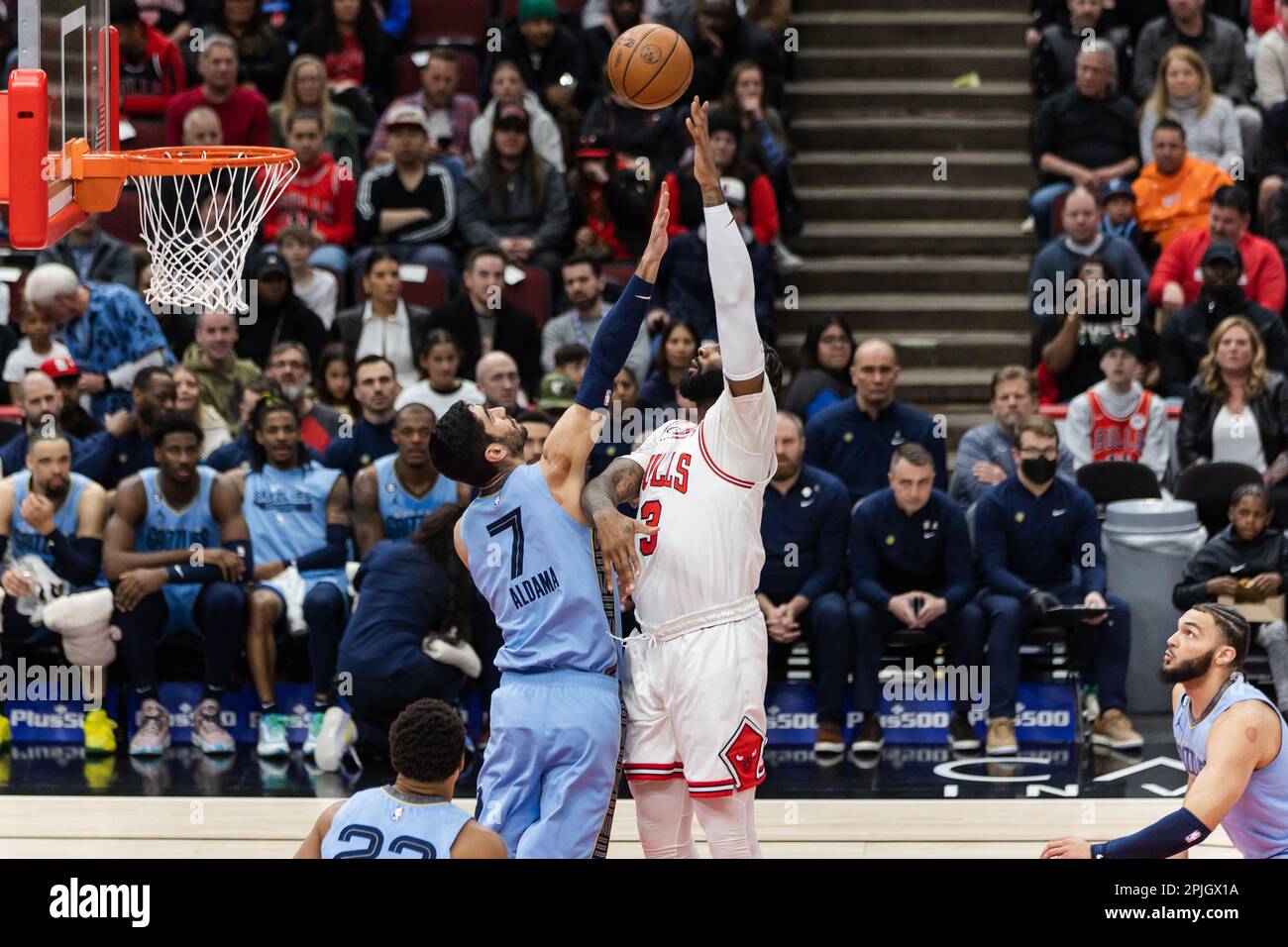 Chicago, États-Unis. 02nd avril 2023. Chicago, Etats-Unis, 2 avril 2023: André Drummond (3 Bulls de Chicago) tente un tir crochet pendant le match entre les Bulls de Chicago et les Grizzlies de Memphis le dimanche 2 avril 2023 au Centre Uni, Chicago, Etats-Unis. (PAS D'UTILISATION COMMERCIALE) (Shaina Benhiyoun/SPP) crédit: SPP Sport Press photo. /Alamy Live News Banque D'Images