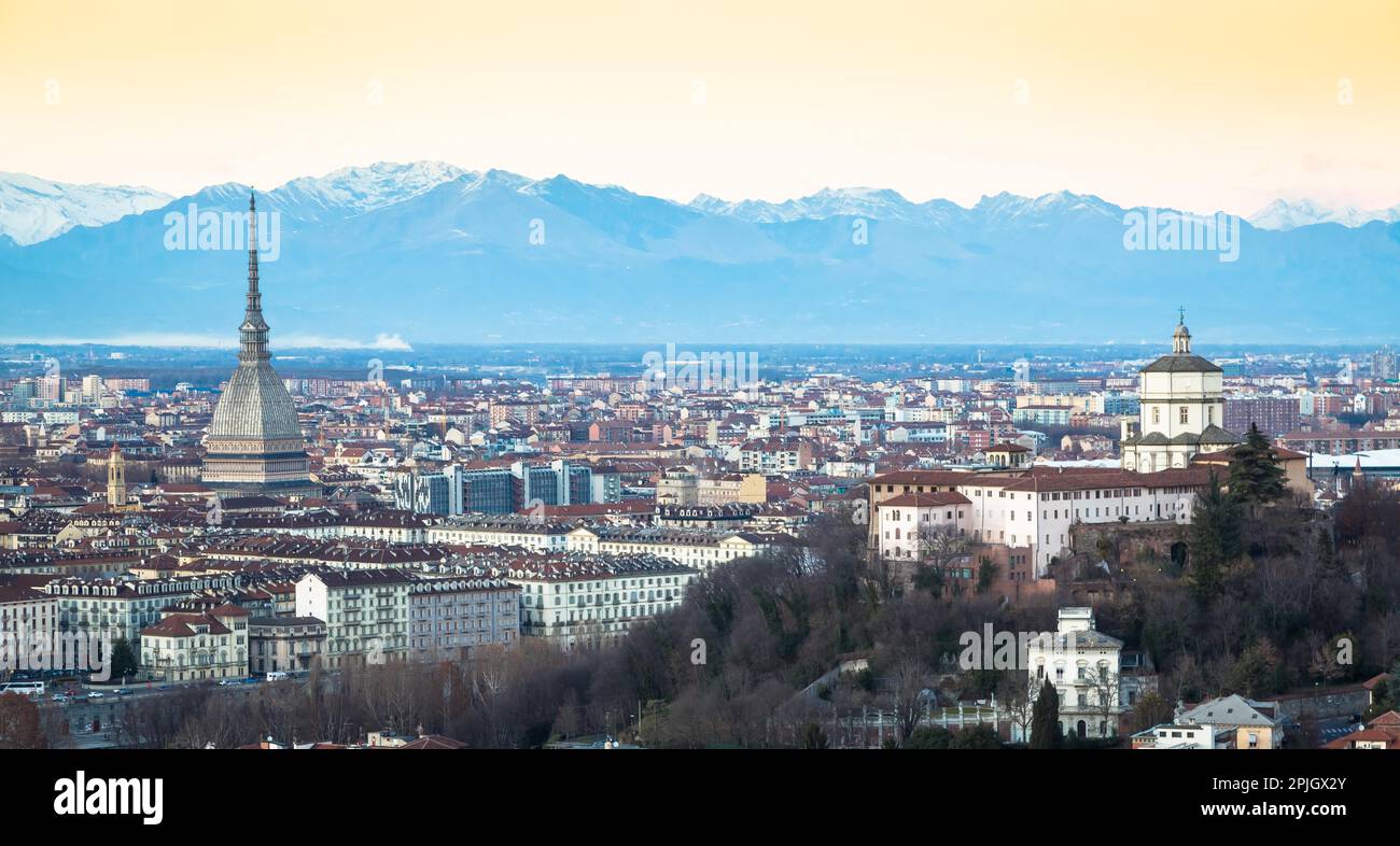 TURIN, ITALIE - VERS AOÛT 2020 : vue panoramique avec horizon au coucher du soleil. Magnifiques montagnes des Alpes en arrière-plan Banque D'Images