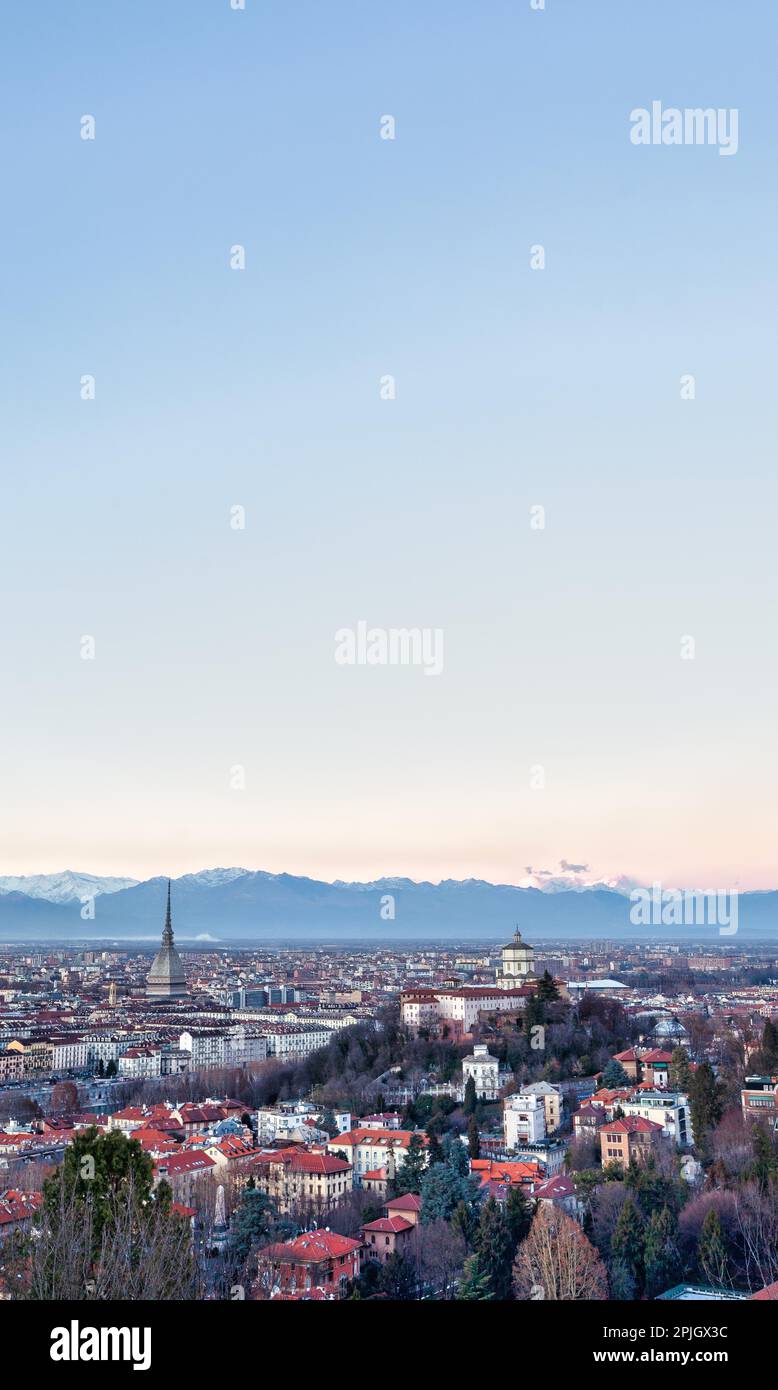 TURIN, ITALIE - VERS AOÛT 2020 : vue panoramique avec horizon au coucher du soleil. Magnifiques montagnes des Alpes en arrière-plan Banque D'Images