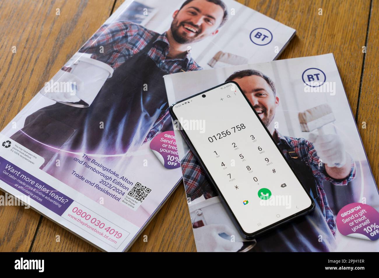 Annuaire téléphonique British Telecom (BT) pour la région de Basingstoke permettant de trouver des coordonnées professionnelles et privées et un téléphone intelligent avec numéro de téléphone. ROYAUME-UNI Banque D'Images