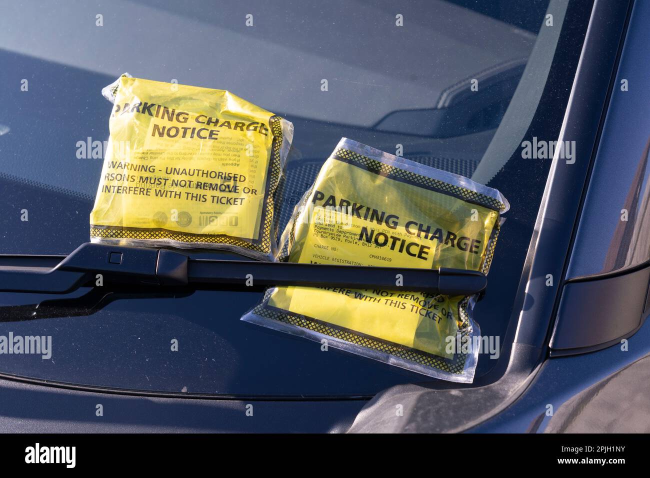 Avis à l'attention des conducteurs de parking frais (PCN) billets sur un pare-brise de voiture en Angleterre. Concept: Frais de parking inéquitables, parking agréable Banque D'Images