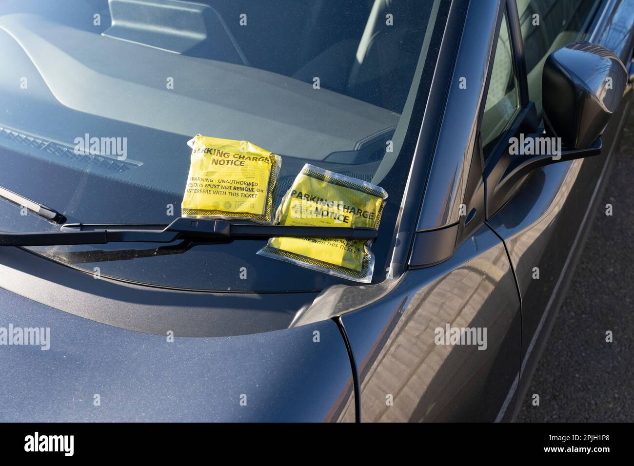 Avis à l'attention des conducteurs de parking frais (PCN) billets sur un pare-brise de voiture en Angleterre. Concept: Frais de parking inéquitables, parking agréable Banque D'Images