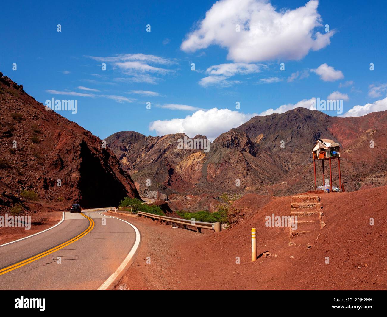 Petit sanctuaire juste sur la route de la Quebrada de Las Conchas sur la Ruta 68, province de Salta, Argentine Banque D'Images