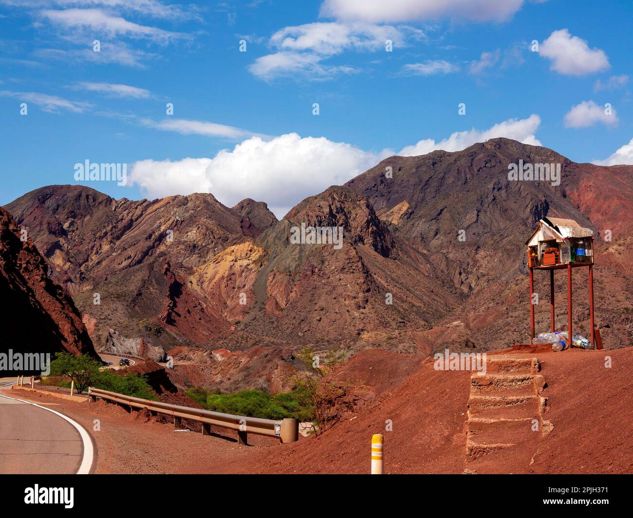 Petit sanctuaire juste sur la route de la Quebrada de Las Conchas sur la Ruta 68, province de Salta, Argentine Banque D'Images