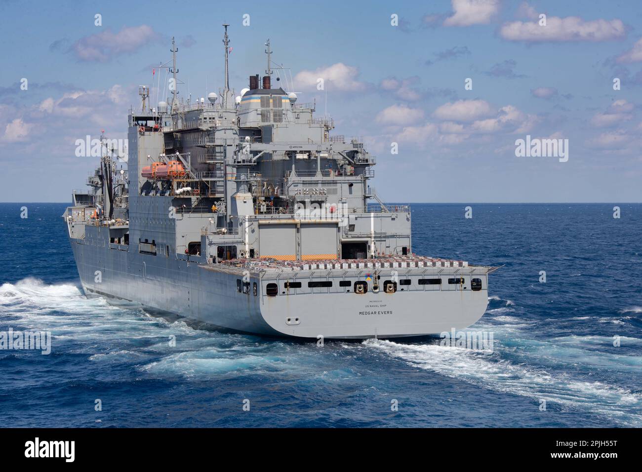 Le navire de cargaison sèche et de munitions USNS Medgar Evers (T-AKE 13) fait une croisière devant le premier porte-avions de sa catégorie USS Gerald R. Ford (CVN 78) en vue d'un réapprovisionnement en mer, 30 mars 2023. Ford est en cours dans l'océan Atlantique pour mener des opérations et des formations de routine afin de maintenir son état de préparation. En tant que premier navire de la catégorie des porte-avions de la classe Ford, le CVN 78 représente un bond générationnel aux États-Unis Capacité de la Marine à projeter la puissance à l'échelle mondiale. (É.-U. Photo de la marine par le Spécialiste des communications de masse 3rd classe Grace Lyles) Banque D'Images