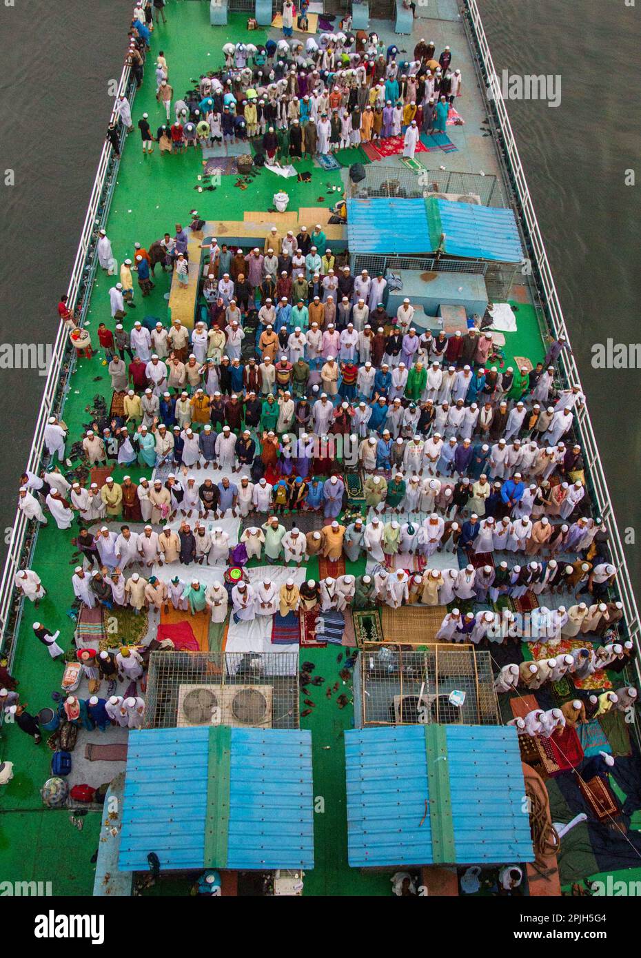 Dhaka, Bangladesh. 28th novembre 2022. Salah également connu sous le nom de nam?z et aussi orthographié salat, sont des prières exécutées par les musulmans. Face à la qibla, la direction de la Kaaba par rapport à ceux qui prient, beaucoup à la plupart des musulmans prient d'abord debout et plus tard s'agenouiller ou s'asseoir sur le sol, en récitant les prières et les phrases prescrites du Coran comme ils s'inclinent et se prosternent entre les deux. Certains musulmans prient sans se tenir. Salah est composé de cycles répétitifs prescrits d'arcs et de prostrations, appelés rakat (chantant rak'ah). Le nombre de rak'ahs, également connu sous le nom d'unités de prière, varie de praye Banque D'Images