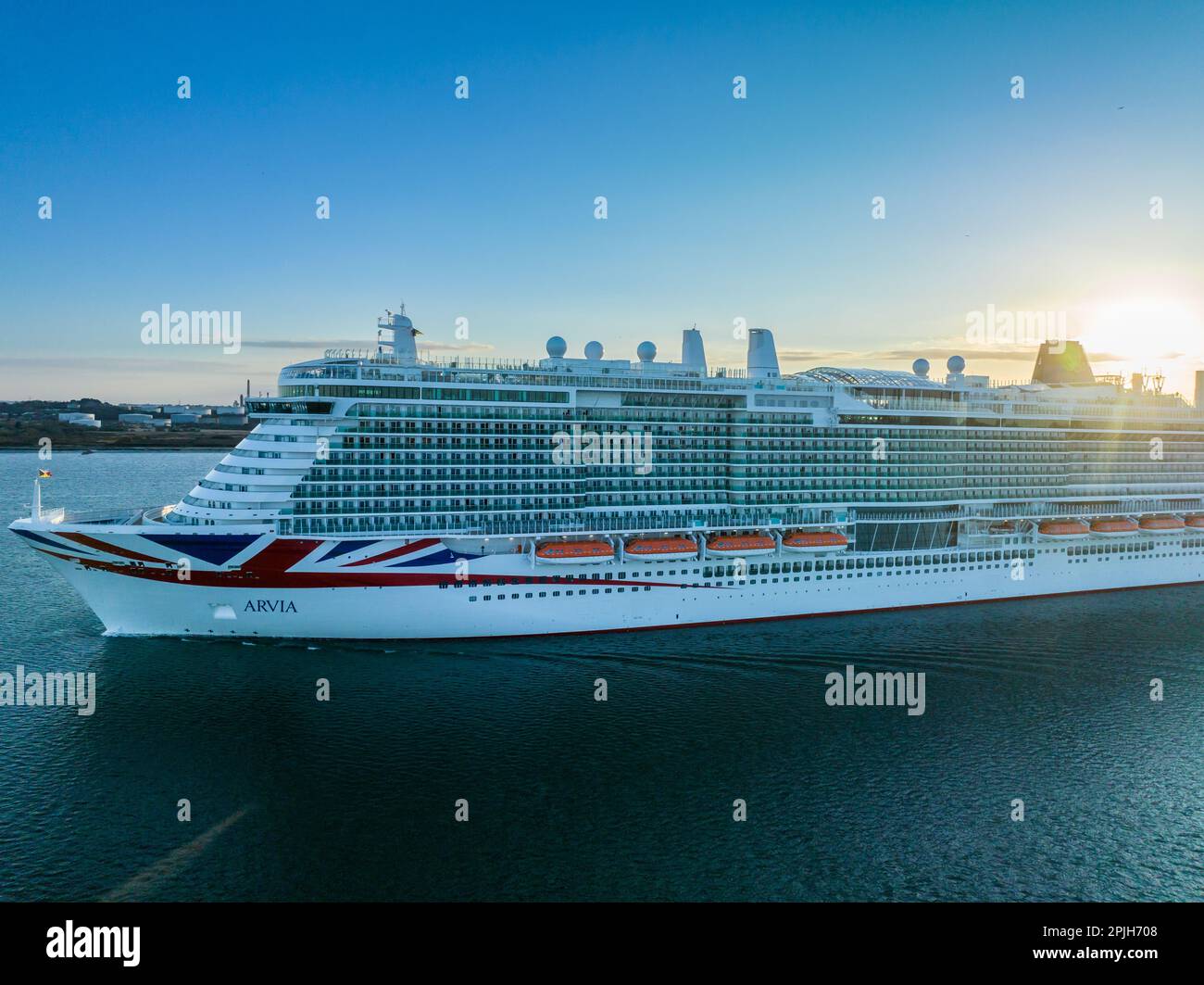 Vue aérienne du navire de croisière MS Iona avec soleil regardant au-dessus du sommet Banque D'Images