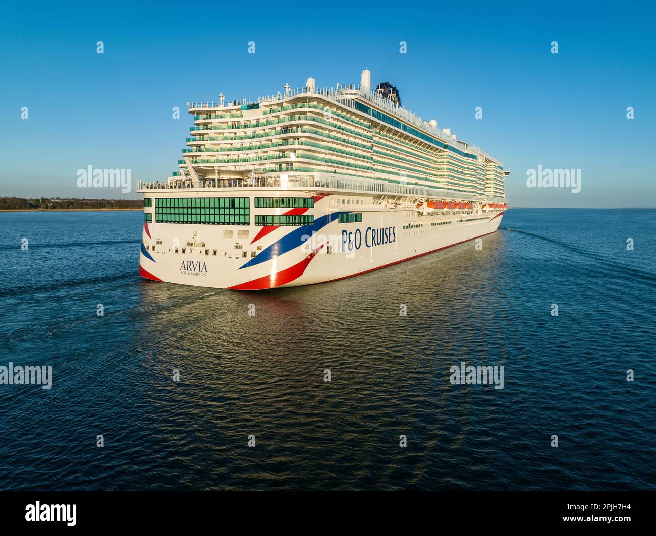 Arvia est un bateau de croisière de classe Excellence en service pour P&O Cruises, une filiale de Carnival Corporation & plc. Mme Arvia quitte Southampton Banque D'Images