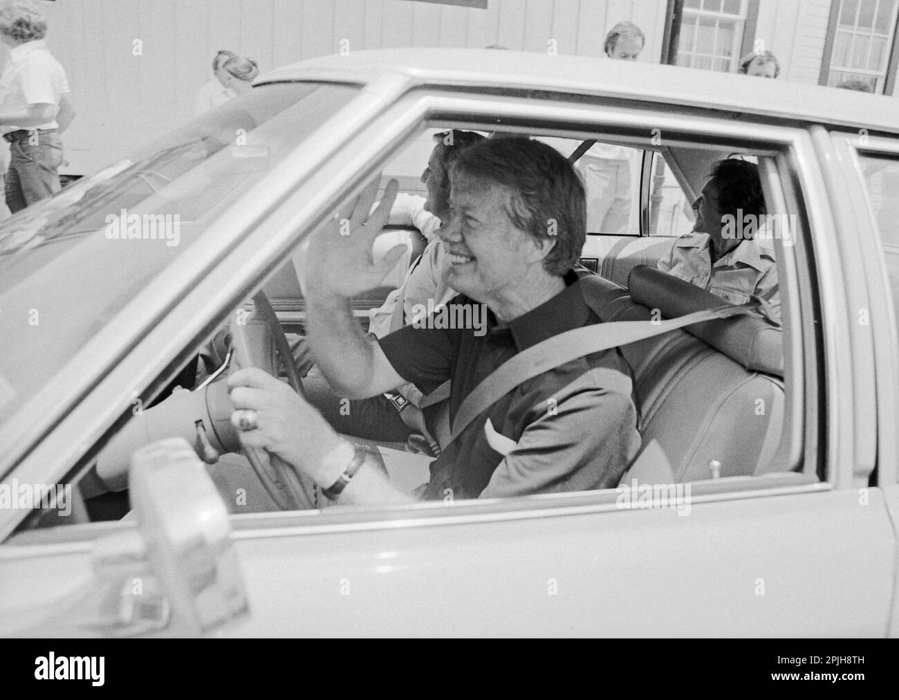 1976 candidat à la présidence démocrate Jimmy Carter prend son colistier, Walter 'Fritz' Mondale et femme, Joan sur une balade autour de carter's Accueil ville de plaines, la Géorgie. Au grand dam de l'US Secret Service, Carter aimait à conduire sa propre voiture. - Pour acheter cette image, cliquez sur le panier ci-dessous - Banque D'Images