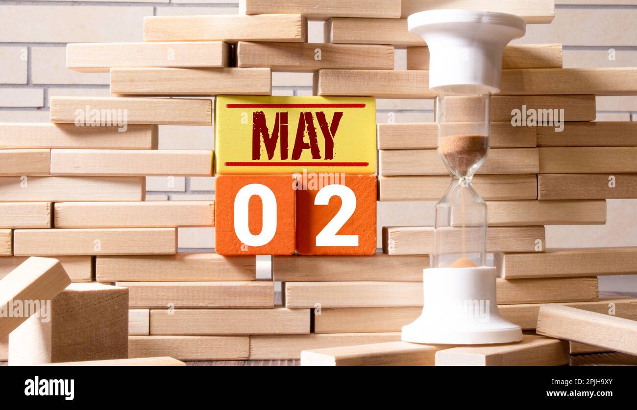 Le calendrier de mai avec le numéro 2. Stylos et crayons de papeterie dans un étui sur fond de bois vintage. Copier le bloc-notes de l'espace avec des crayons et du calen Banque D'Images