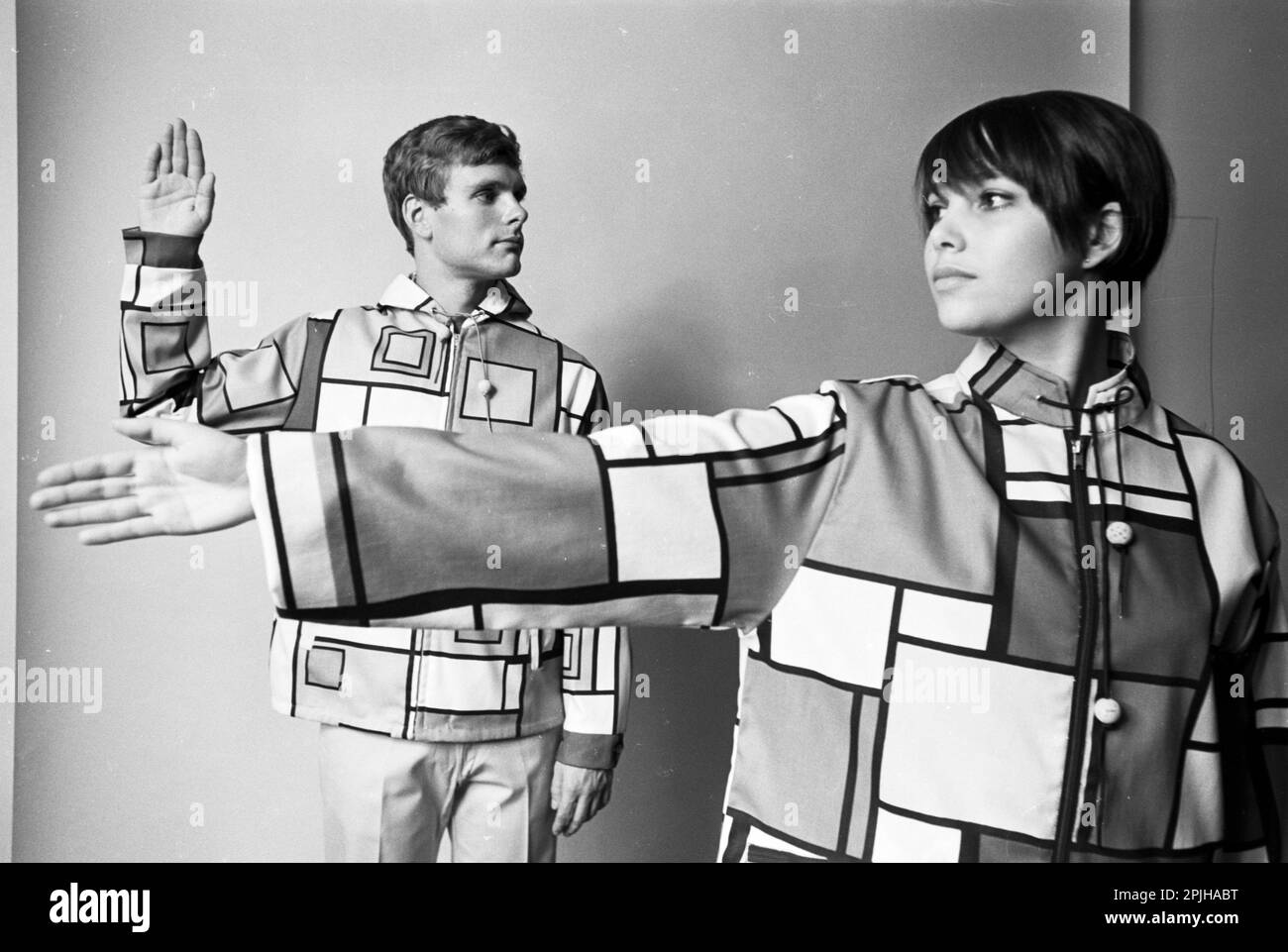 Keir Dullea et Janet Margolin portant des vêtements dans le style de Piet Mondrian, 1965 Banque D'Images