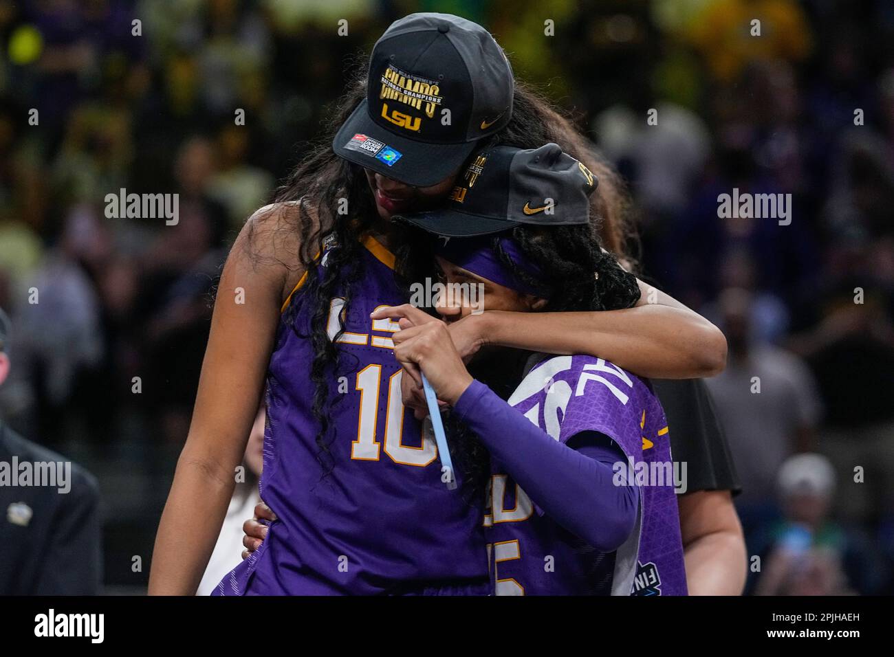 LSU's Angel Reese and Alexis Morris celebrate after the NCAA Women's Final Four championship basketball game Sunday, April 2, 2023, in Dallas. LSU won 102-85 to win the championship. (AP Photo/Darron Cummings) Banque D'Images