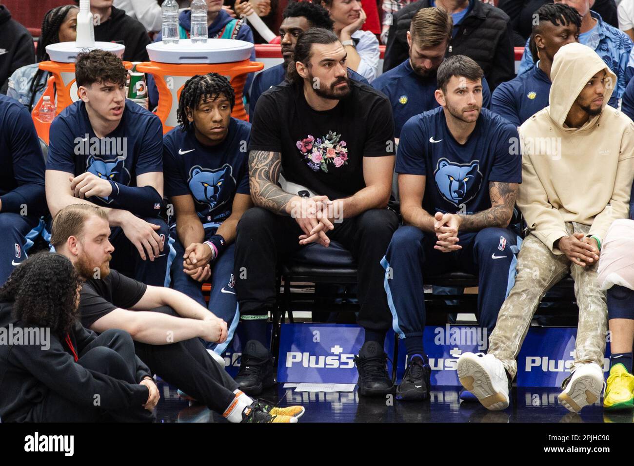 Chicago, États-Unis. 02nd avril 2023. Chicago, Etats-Unis, 2 avril 2023: Steven Adams (4 Memphis Grizzlies) est assis sur le banc pendant le match entre les Chicago Bulls et Memphis Grizzlies le dimanche 2 avril 2023 au Centre Uni, Chicago, Etats-Unis. (PAS D'UTILISATION COMMERCIALE) (Shaina Benhiyoun/SPP) crédit: SPP Sport Press photo. /Alamy Live News Banque D'Images