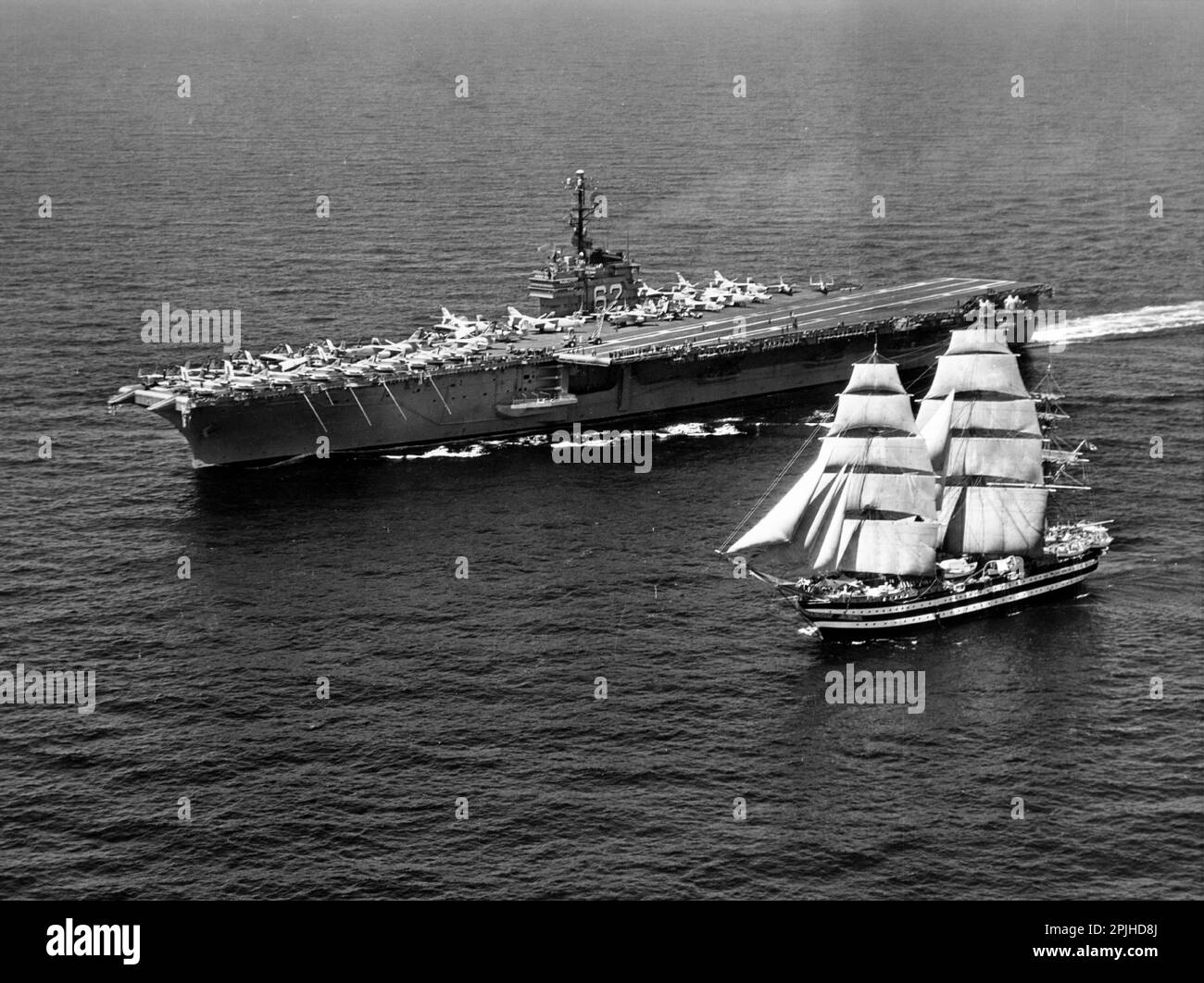 États-Unis Le porte-avions de la Marine USS Independence (CVA-62) est en cours avec le navire d'entraînement italien de Marina Militare Amerigo Vespucci le 12 juillet 1962. L'indépendance, avec le Carrier Air Group 7 (CVG-7), a été déployée dans la mer Méditerranée du 19 avril au 27 août 1962. Banque D'Images