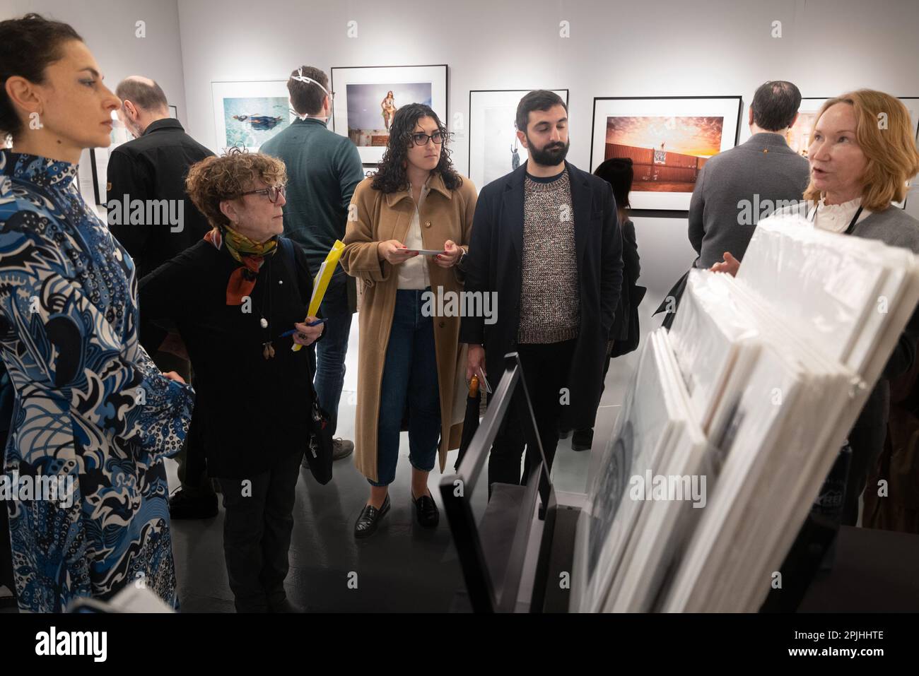 8 mars 2019 : les visiteurs contempleront l'exposition d'œuvres d'art lors de la photographie annuelle de l'Association internationale des marchands d'art photographique à New York. Le salon a accueilli plus de 40 exposants du monde entier, dont la France, l'Argentine, les Etats-Unis, l'Italie, l'Autriche et Londres, Plus plusieurs haut-parleurs dont W.M. Hunt et John Bennette, Adger Cowans et Halima Taha et plus d'un millier de visiteurs. (Credit image: © Brian Branch Price/ZUMA Press Wire) USAGE ÉDITORIAL SEULEMENT! Non destiné À un usage commercial ! Banque D'Images