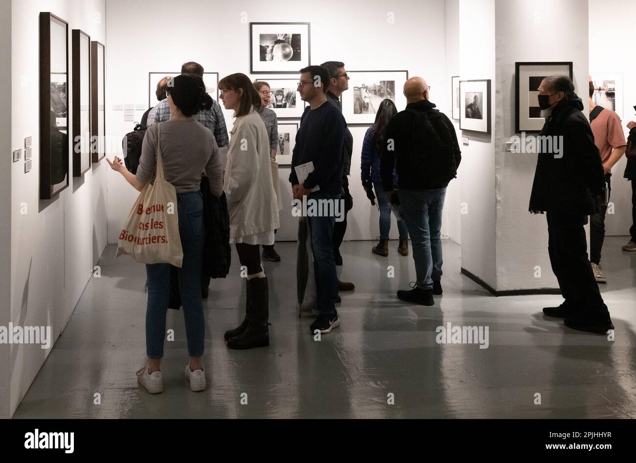 8 mars 2019 : les visiteurs contempleront l'exposition d'œuvres d'art lors de la photographie annuelle de l'Association internationale des marchands d'art photographique à New York. Le salon a accueilli plus de 40 exposants du monde entier, dont la France, l'Argentine, les Etats-Unis, l'Italie, l'Autriche et Londres, Plus plusieurs haut-parleurs dont W.M. Hunt et John Bennette, Adger Cowans et Halima Taha et plus d'un millier de visiteurs. (Credit image: © Brian Branch Price/ZUMA Press Wire) USAGE ÉDITORIAL SEULEMENT! Non destiné À un usage commercial ! Banque D'Images