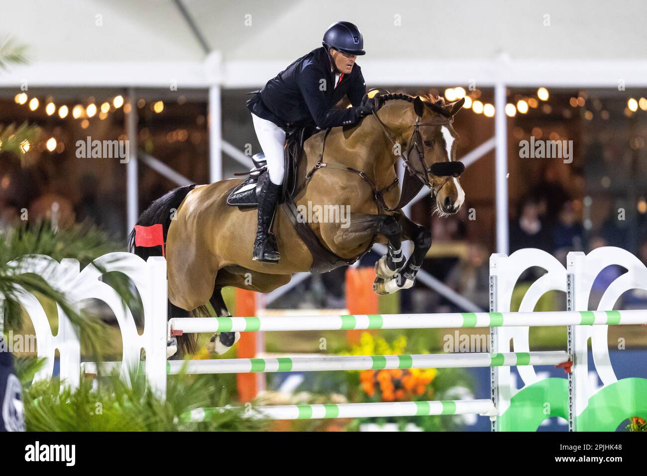 Paul O'Shea, d'Irlande, participe à un événement de saut du spectacle de la Ligue majeure au Desert International Horse Park à Coachella, en Californie. Banque D'Images