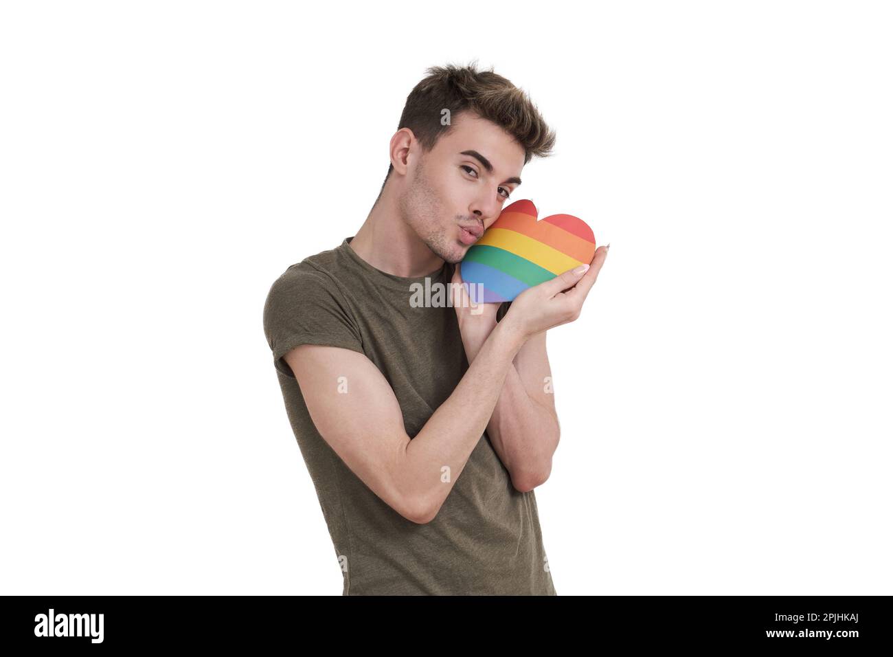 Jeune homme caucasien jetant un baiser avec le coeur de drapeau lgbt, isolé. Banque D'Images