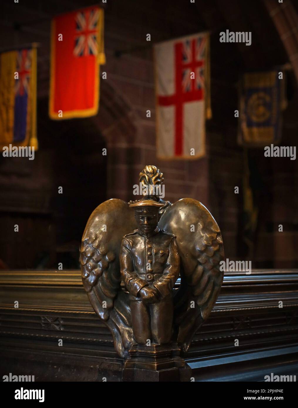 Respect pour les morts - soldat de bronze, à l'angle du livre du souvenir de la cathédrale anglicane de Liverpool, St James' Mount, Liverpool , Merseyside, Royaume-Uni Banque D'Images