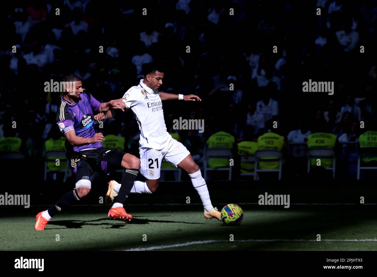 Madrid, espagnol. 02nd avril 2023. Madrid, Espagne; 02.04.2023.- le joueur du Real Madrid Rodrygo (R) et le joueur Valladolid Joaquin Fernandez. Real Madrid vs Real Valladolid match de la Ligue espagnole de football le jour 27 de la saison 2022-2023 qui s'est tenu au stade Santiago Bernabeu dans la capitale du Royaume d'Espagne. Note finale 6-0 buts marqués par Rodrygo Goes 22  Karim Benzema 22  36  39  Marco Asensio 73  Lucas Vázquez 90 1  Credit: Juan Carlos Rojas/dpa/Alay Live News Banque D'Images