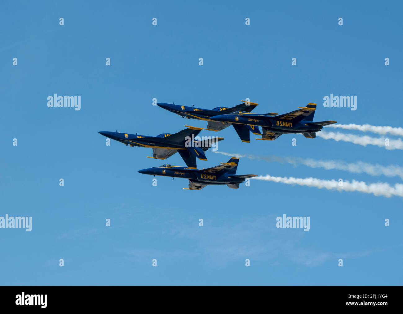 Lakeland, Floride, États-Unis. 1st avril 2023. LES US Navy Blue Angels volant en F/A-18 Super Hornets réalisent des cascades aériennes lors d'un spectacle à l'exposition aérospatiale Sun 'n Fun annuelle, 1 avril 2023, à l'aéroport international Lakeland Linder de Lakeland, Floride. (Credit image: © Dominic Gwinn/ZUMA Press Wire) USAGE ÉDITORIAL SEULEMENT! Non destiné À un usage commercial ! Banque D'Images