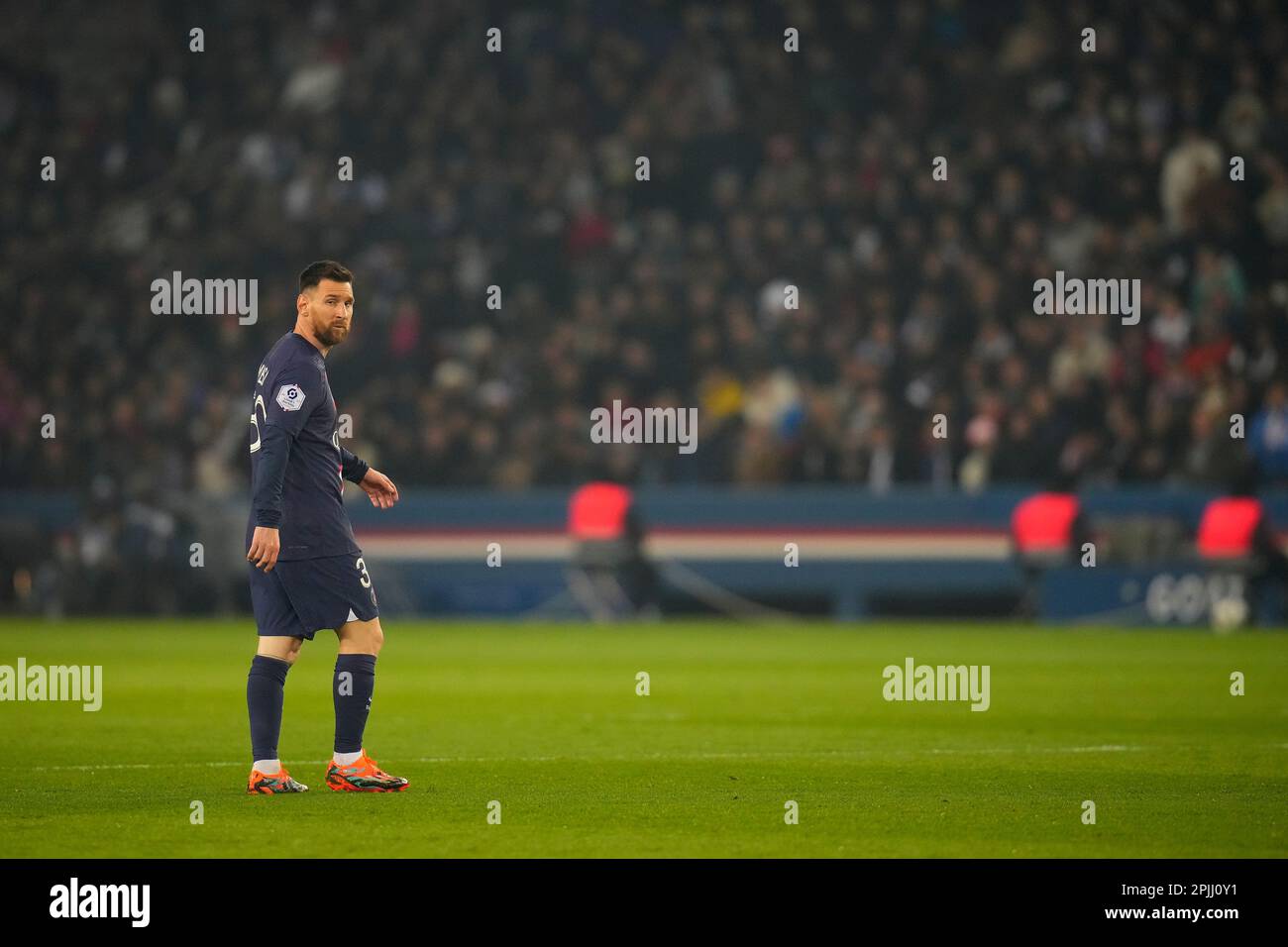 Paris, France. 2nd avril 2023. Lionel Messi de Paris Saint-Germain réagit lors d'un match de football de la Ligue française 1 entre Paris Saint Germain (PSG) et le Lyonnais olympique (OL) à Paris, France, 2 avril 2023. Credit: Glenn Gervot/Xinhua/Alay Live News Banque D'Images